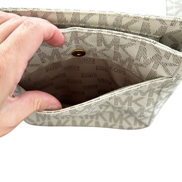 Michael Kors Hamilton Travel Messenger Crossbody Bag and matching wallet - Picture 5 of 10